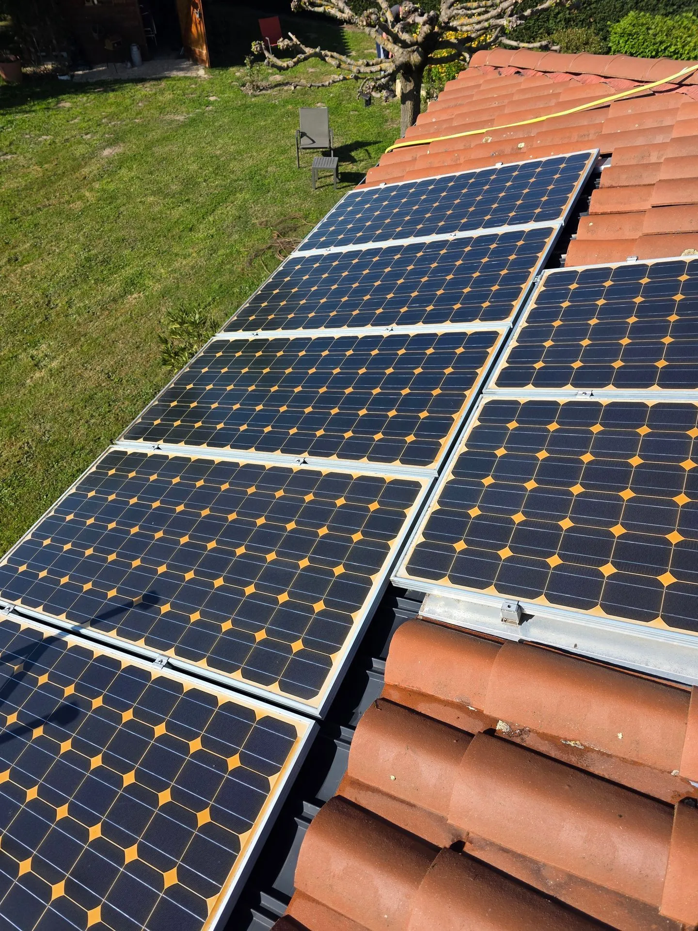 Entretien de panneaux solaires avec inspection de l'étanchéité et du câblage
