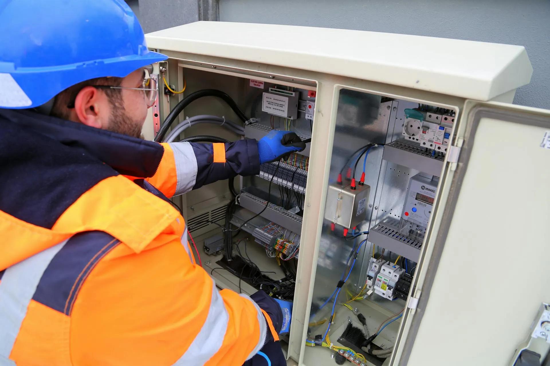 Maintenance d'une armoire électrique basse tension en milieu professionnel