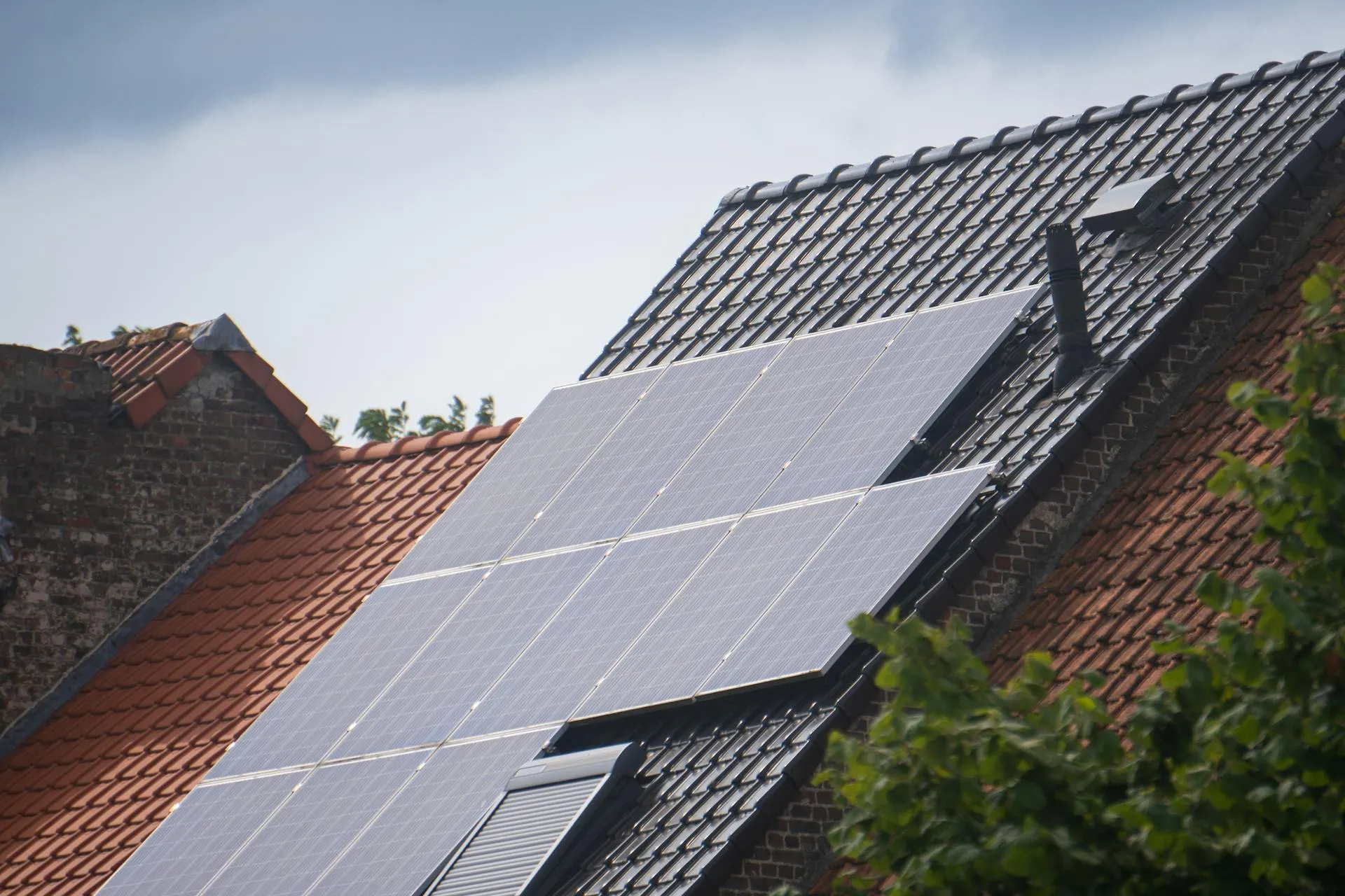 Panneaux solaires photovoltaïques posés en toiture résidentielle